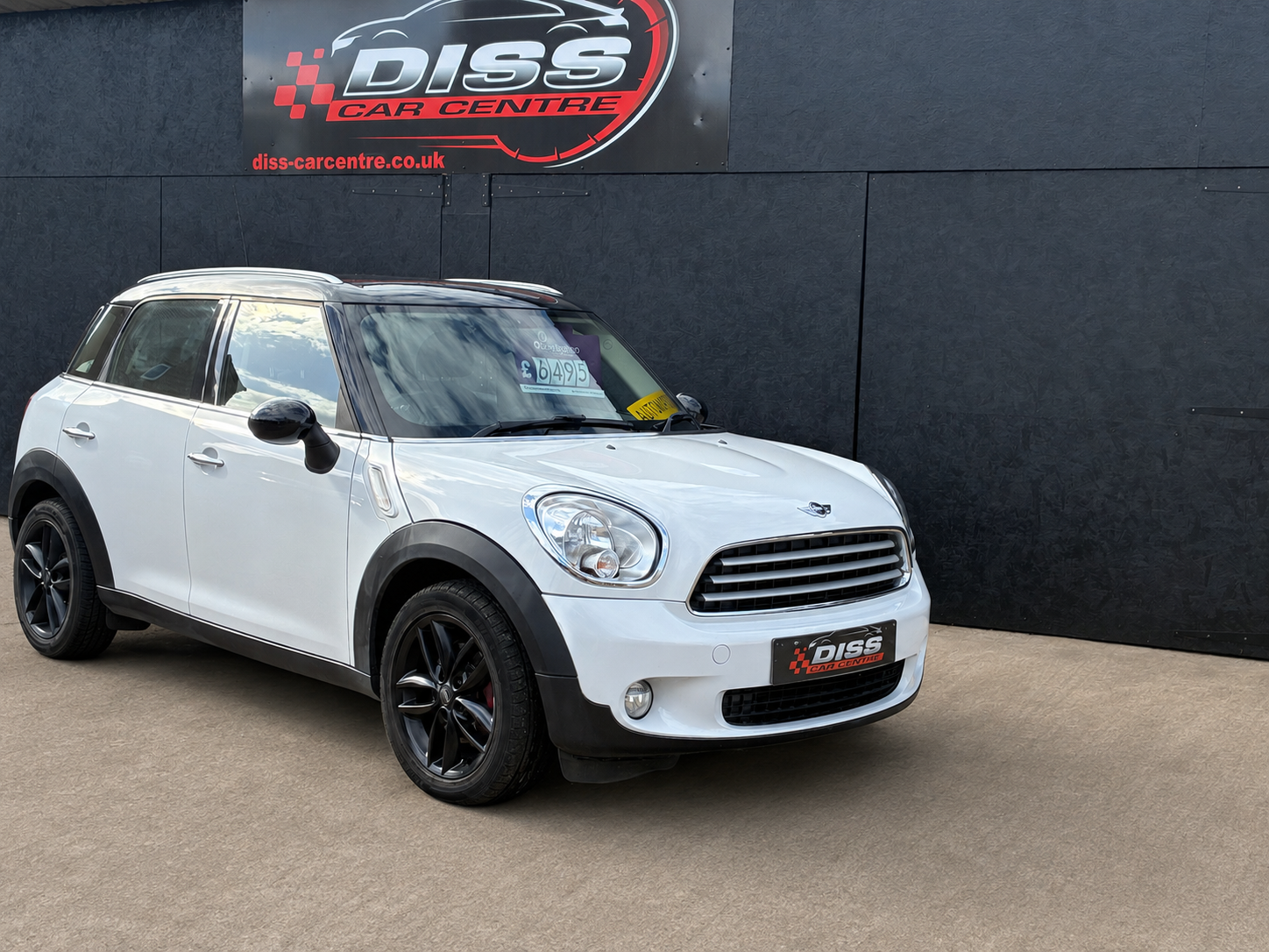 White MINI Countryman with a black roof and a DISS plate surround